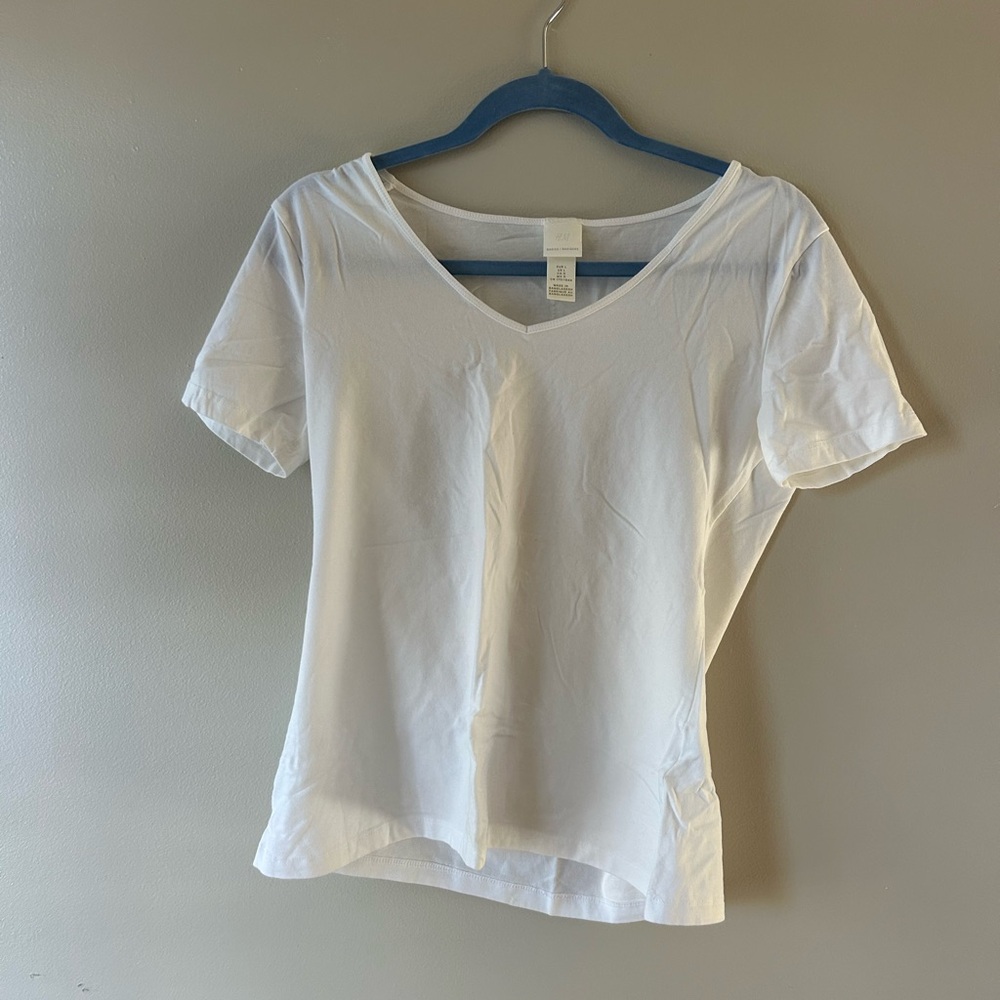 Never worn H&M White V-Neck Short Sleeve Tee